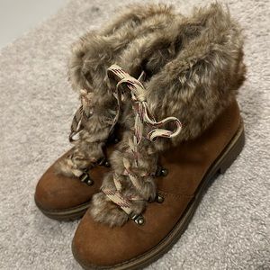 Gently used winter boots w/fur